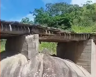 Imagem ilustrativa da imagem Ponte que divide Bahia e Minas é interditada após risco de desabamento