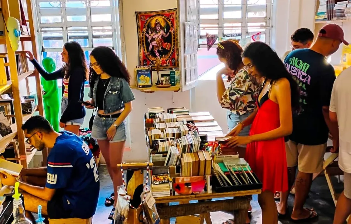 Cansou das telas? Jovens em Salvador redescobrem a vida nos vinis e fotos analógicas