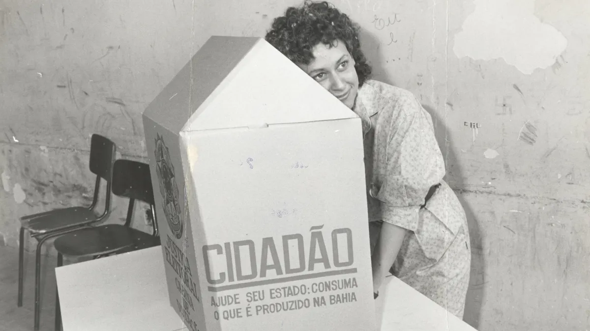 Lídice da Mata em votação durante eleição