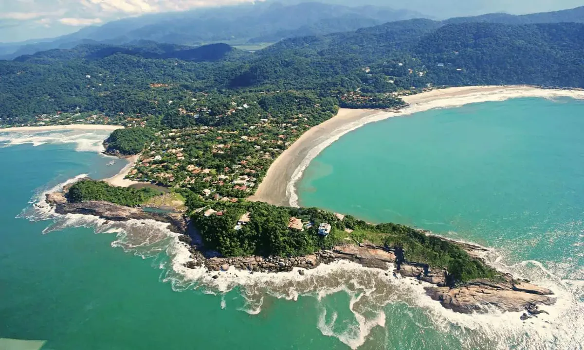 Praia de Itaporanga que une os cenários de cachoeira e praia