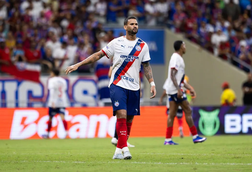 Willian José sente tornozelo e preocupa o Bahia