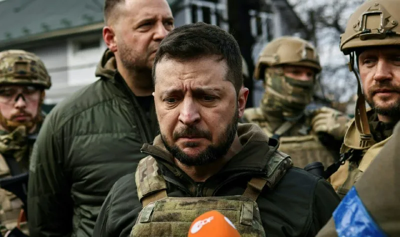 Volodymyr Zelensky, presidente da Ucrânia, em meio a combatentes na Guerra contra a Rússia