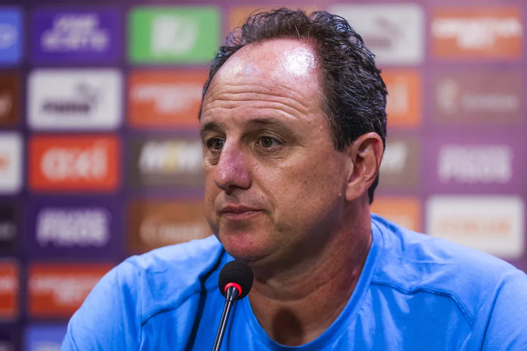 Rogério Ceni vira alvo de protesto em condomínio de luxo