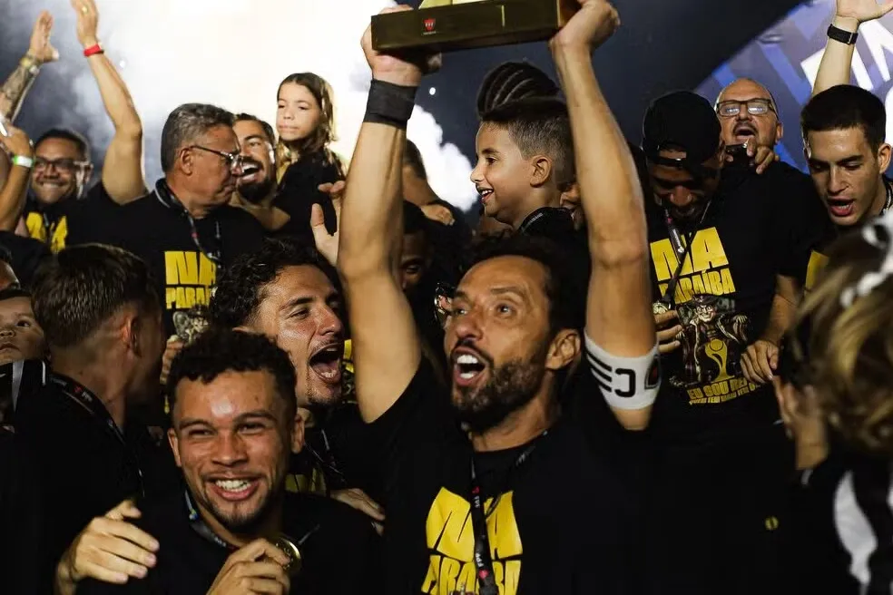 Time do Botafogo-PB comemorando título paraibano