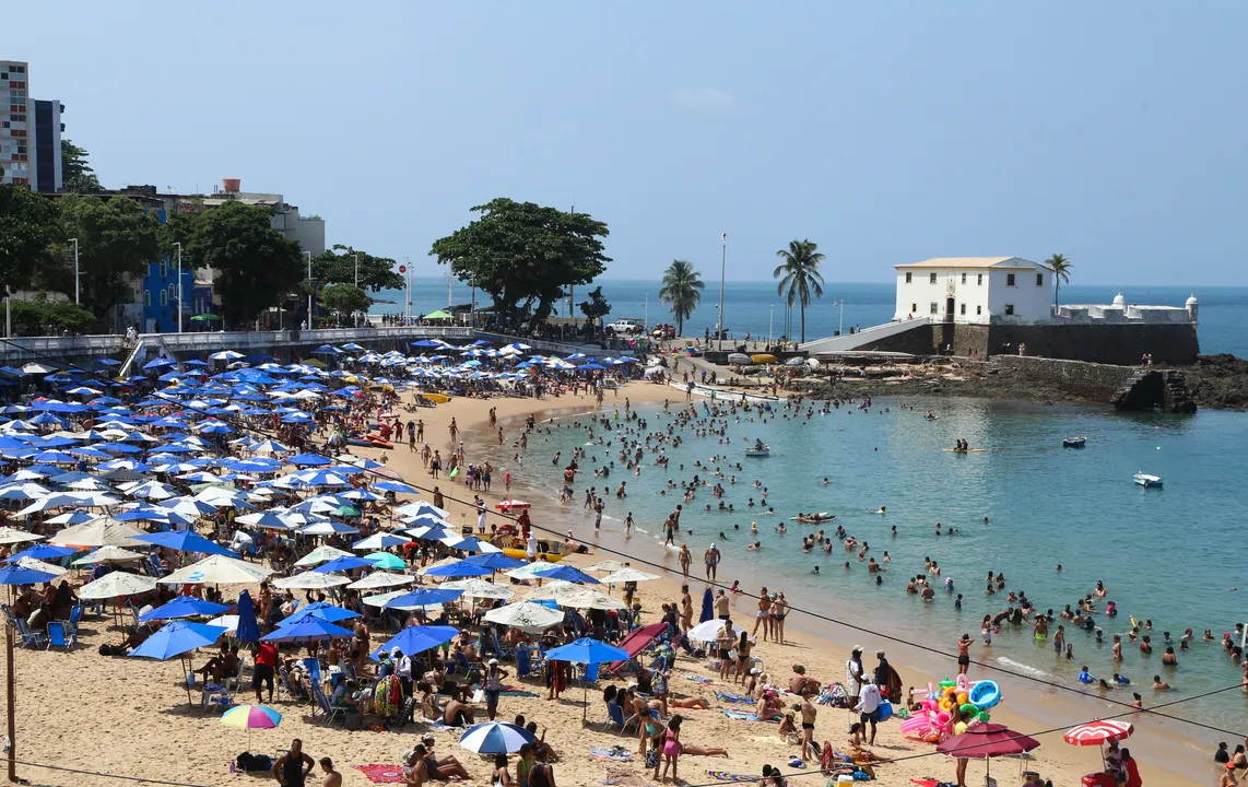 Praia do Porto da Barra está própria para banho