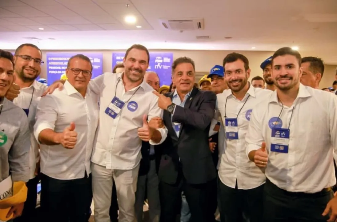 Aécio Neves ao lado de tucanos baianos.