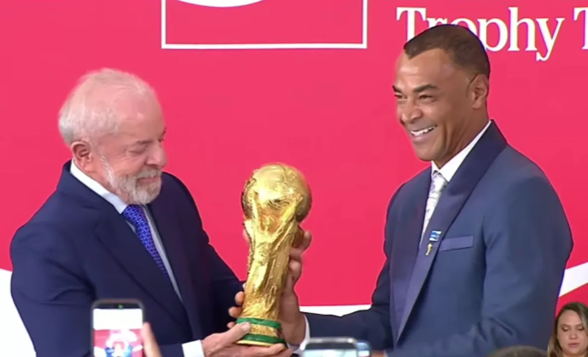 Lula e Cafu na  cerimônia de apresentação das taças da Copa do Mundo