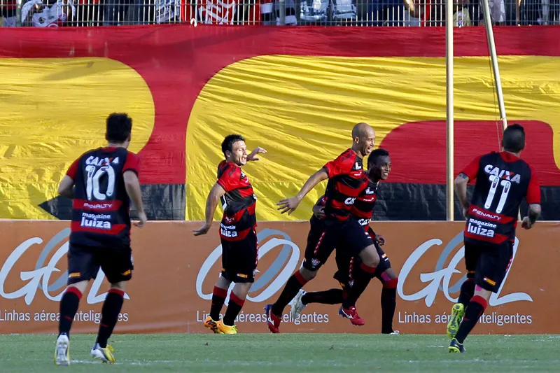 Jogadores do Vitória comemoram gol sobre o Flamengo