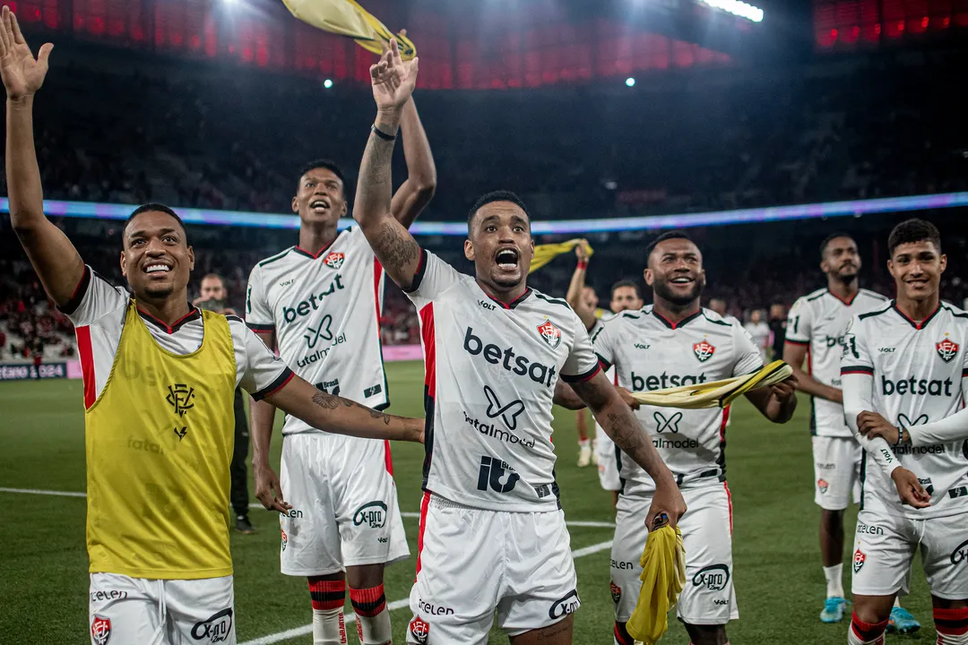 Jogadores do Vitória comemoram vitória sobre o Athletico
