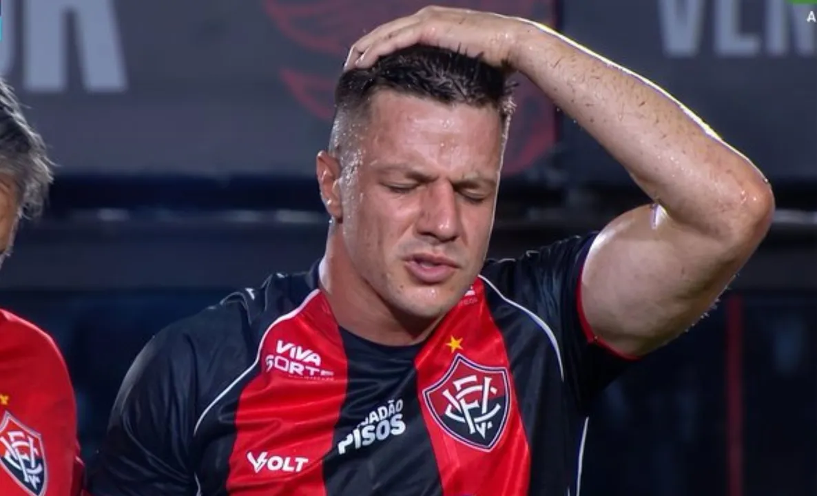 Renato Kayzer deixou o campo chorando no Barradão