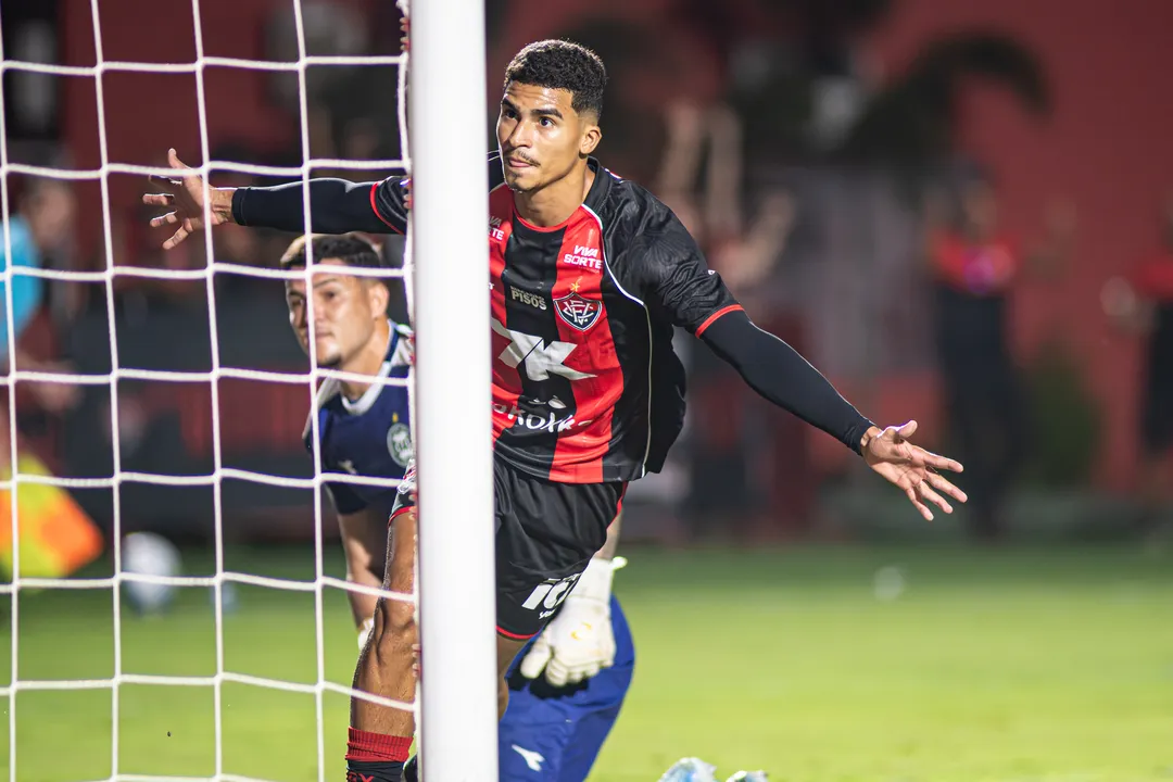 Renê foi o destaque do Vitória na goleada de 4 a 1 sobre o Coritiba
