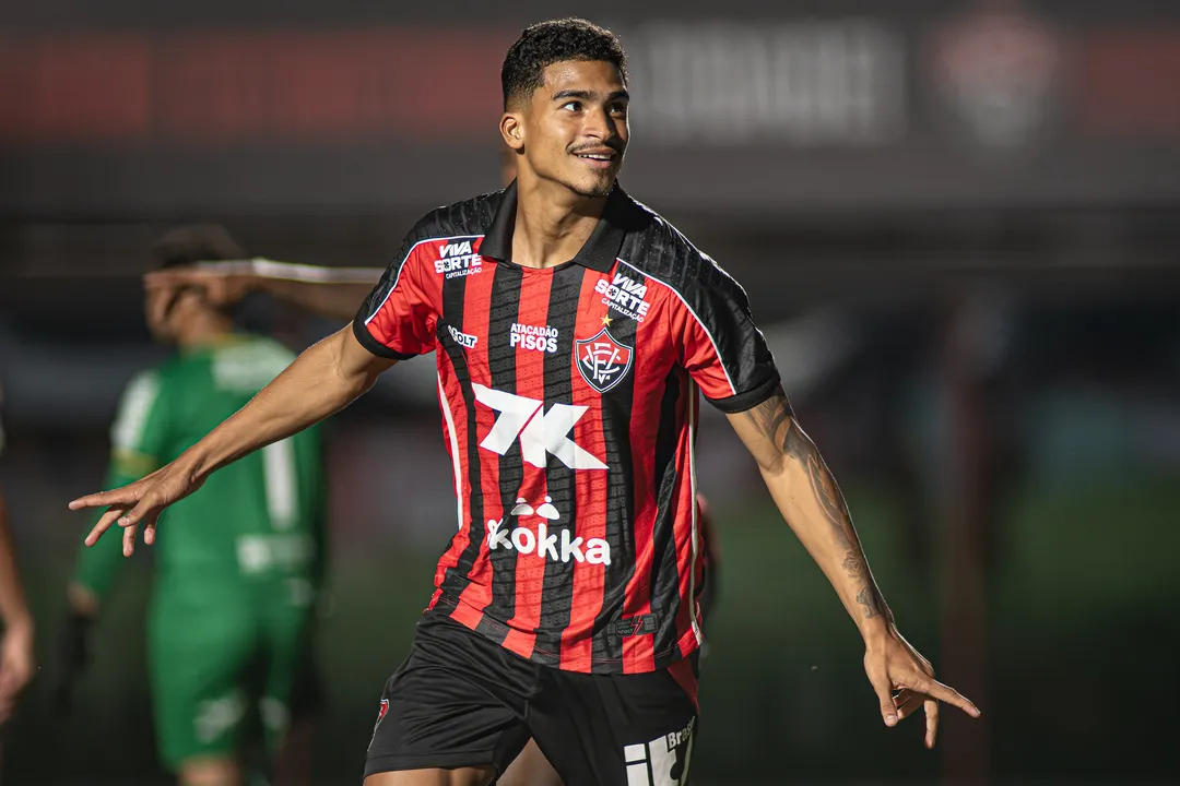Renê comemora gol pelo Vitória