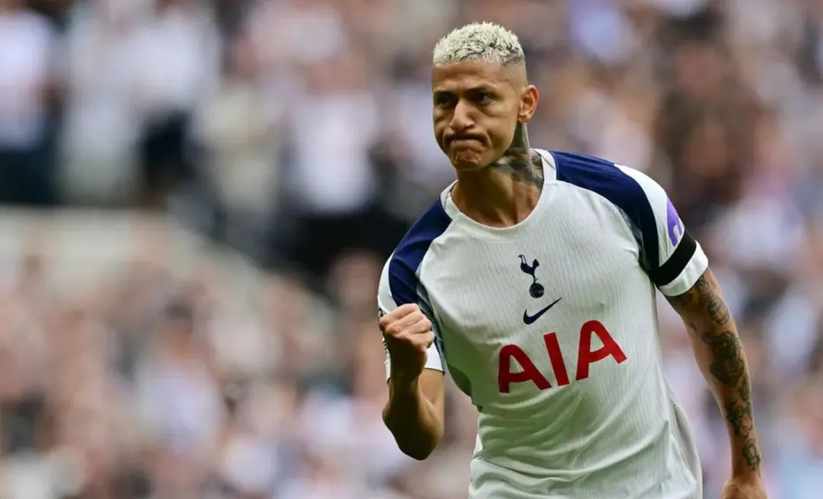 Richarlison em campo pelo Tottenham