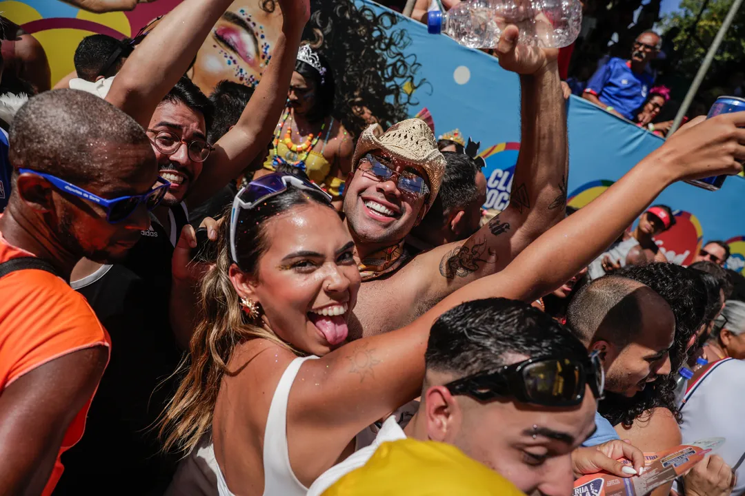 Foliões curtindo o Carnaval de Salvador no Circuito Osmar em 2026