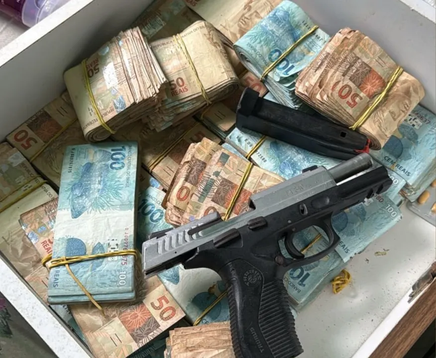Na operação foram apreendida arma de fogo e grande quantia em dinheiro