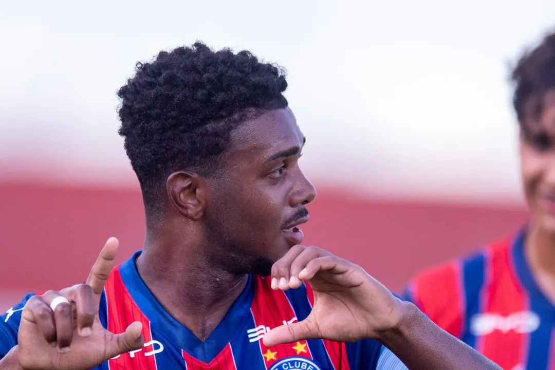 Roger Gabriel comemorando gol pelo Bahia