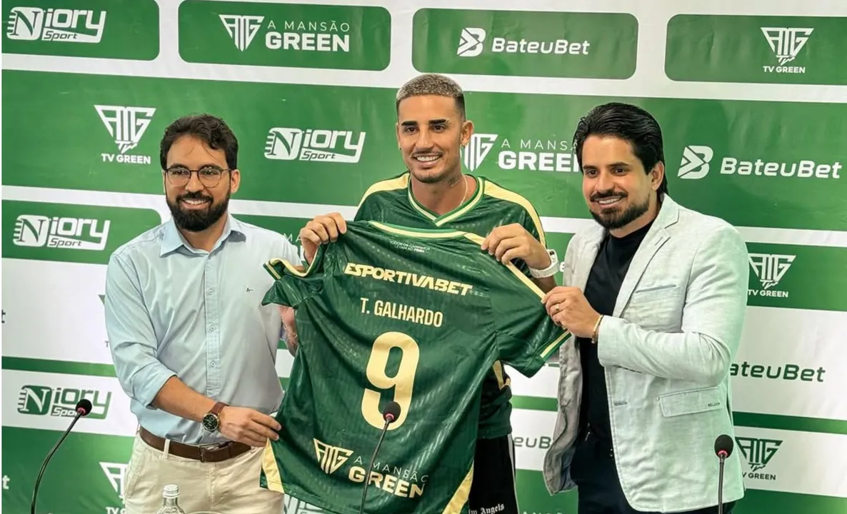 Thiago Galhardo em apresentação oficial no Feira FC