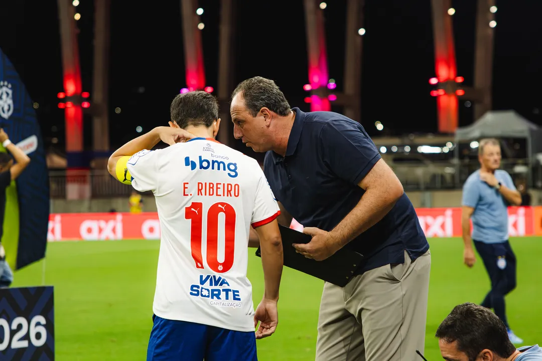 Rogério Ceni orientando o meia Everton Ribeiro