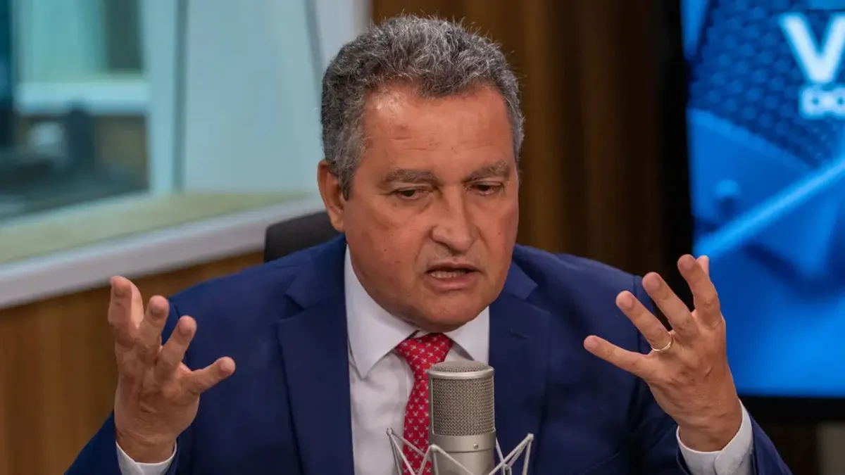 Rui Costa enderece críticas a Flávio Bolsonaro