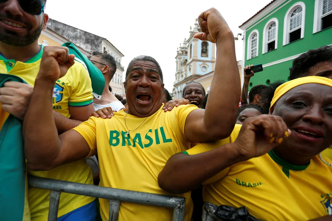 Torcedores celebram partida do Brasil no Largo do Pelourinho