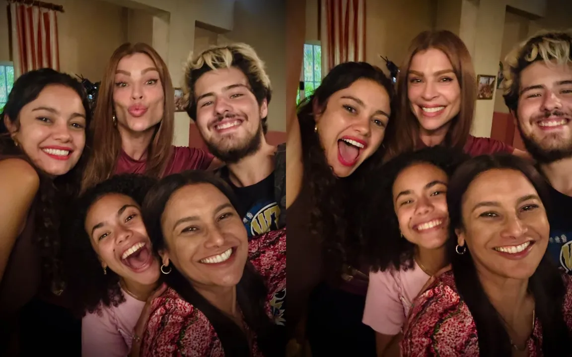 A atriz posando ao lado dos colegas de elenco nos bastidores da novela