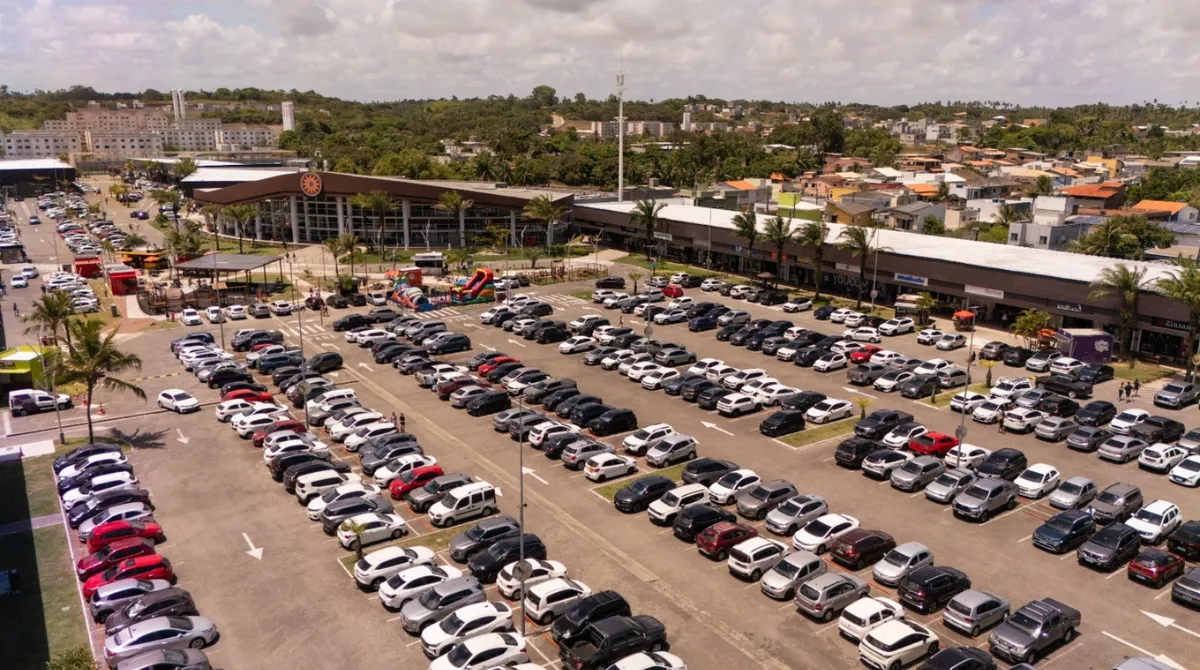 Área do Outlet Premium Salvador preparada com 80 pontos de carregamento ultrarrápido simultâneo