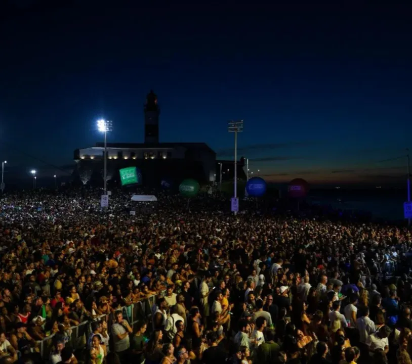 Pessoas curtindo evento no Farol da Barra