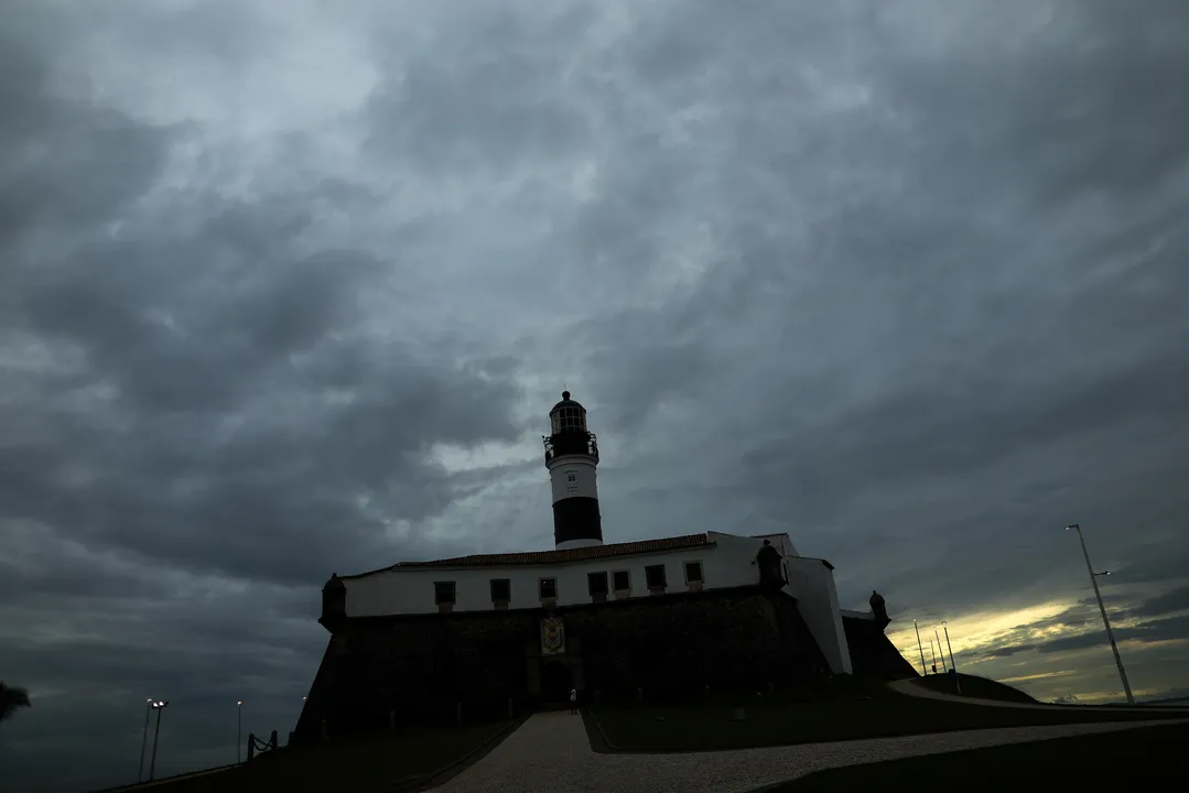 Chuva na Orla da Barra, em Salvador