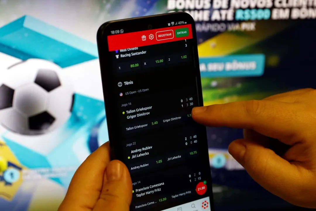 Beneficiários de auxílios como Bolsa Presença podem ser proibidos de usar dinheiro para bets