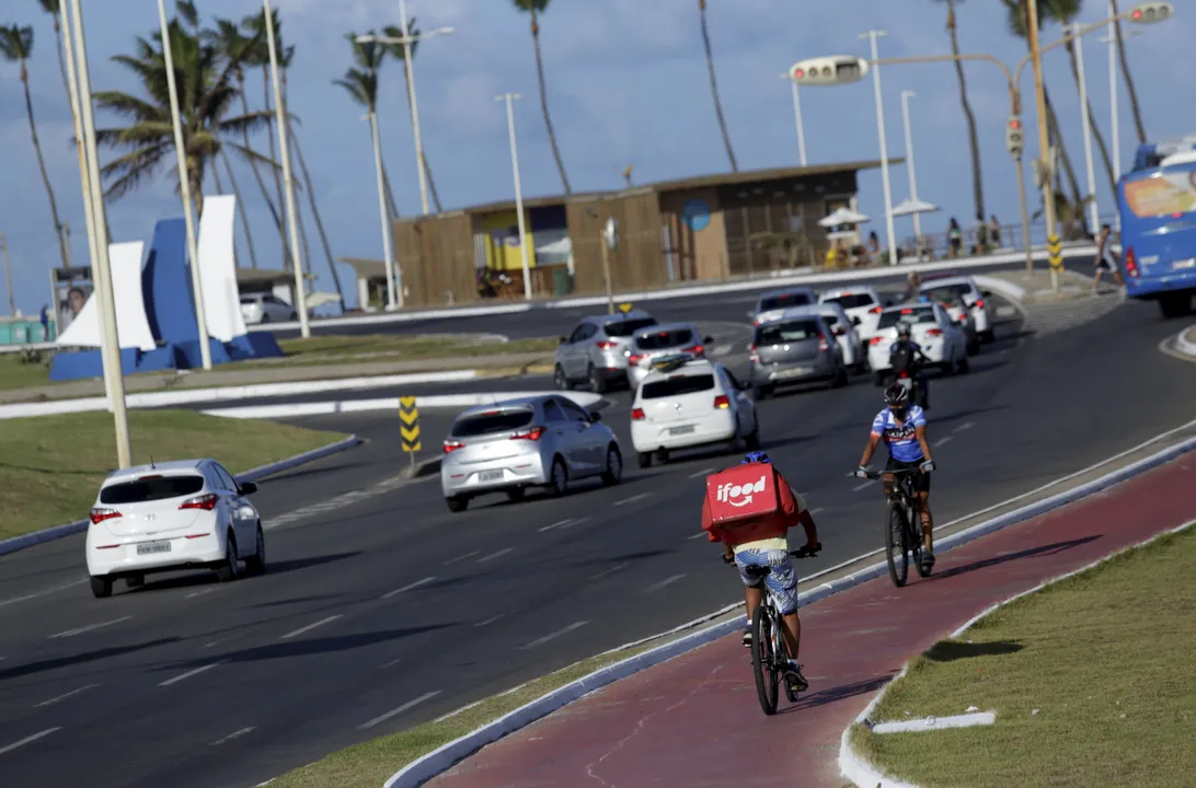 Ciclistas circulam por ciclovia no Jardim de Allah, orla de Salvador