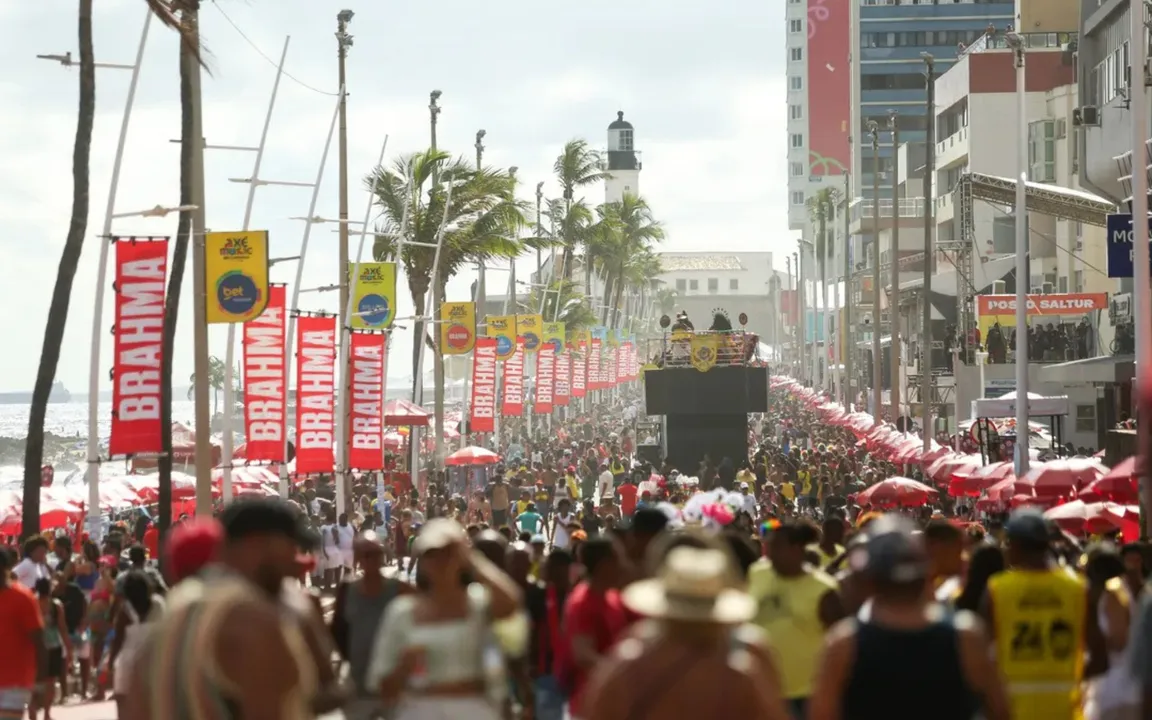 Registro de turistas e baianos no Farol da Barra