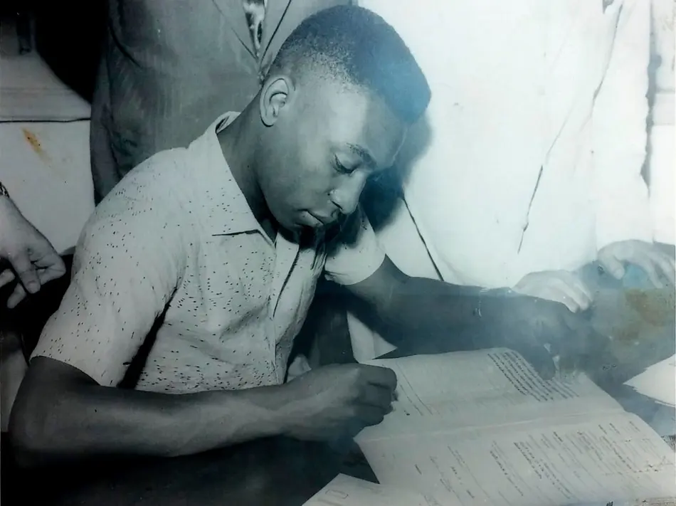 Pelé na assinatura do seu primeiro contrato, em 8 de abril de 1957
