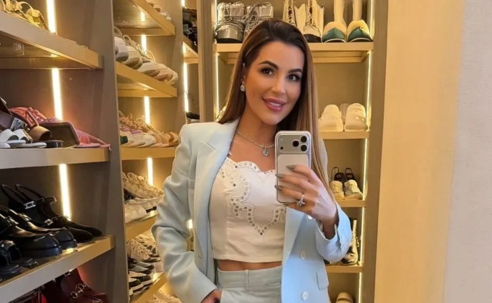 Deolane Bezerra