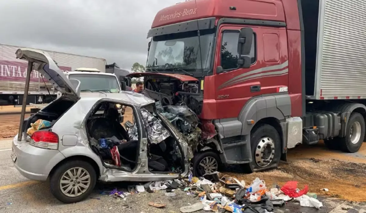 Colisão aconteceu na BR-251, em Salinas, Minas Gerais.