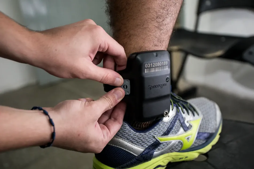 Homem usa tornozeleira eletrônica