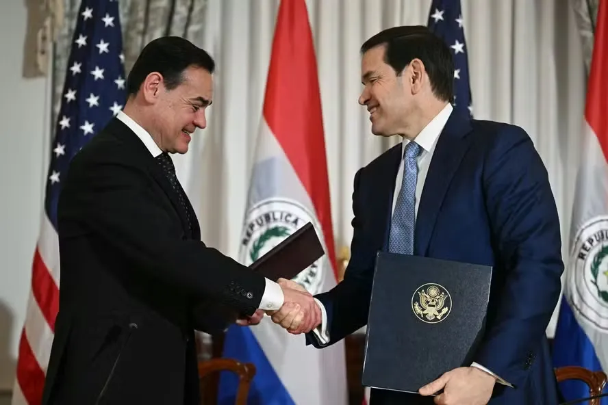 Secretário de Estado dos EUA, Marco Rubio (à direita), e o ministro das Relações Exteriores do Paraguai, Ruben Ramirez Lezcano (à esquerda), apertam as mãos em Washington