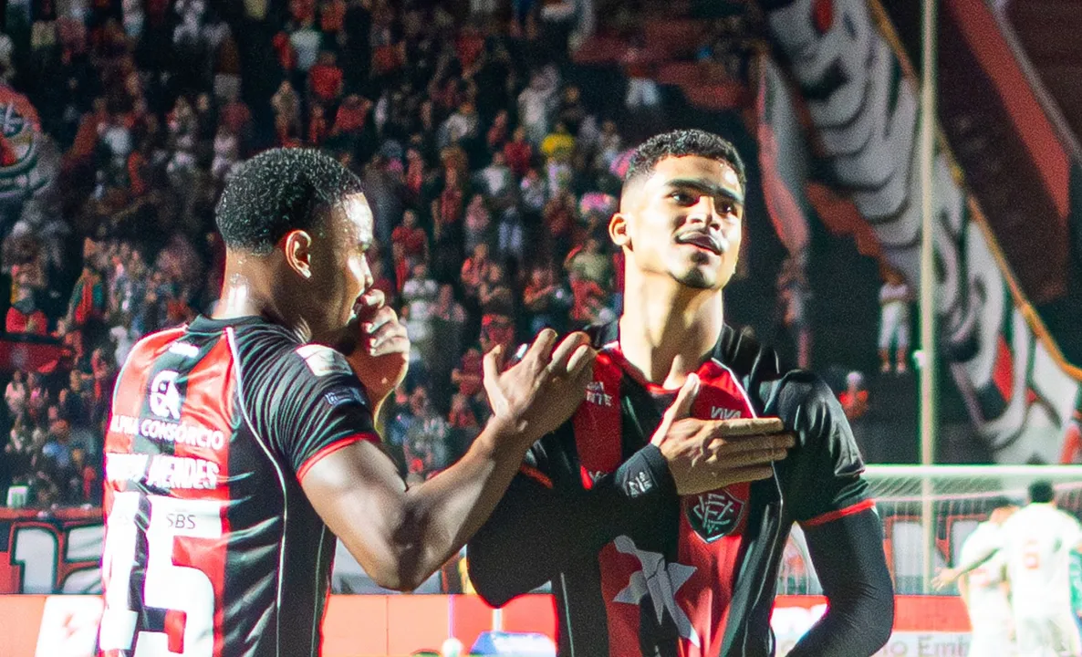 Renê comemorando gol pelo Vitória