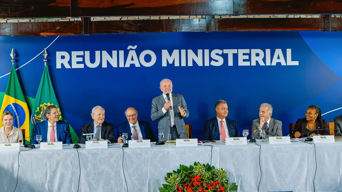 Lula realiza última reunião ministerial antes do fim do prazo de desincompatibilização, nesta terça-feira, 31