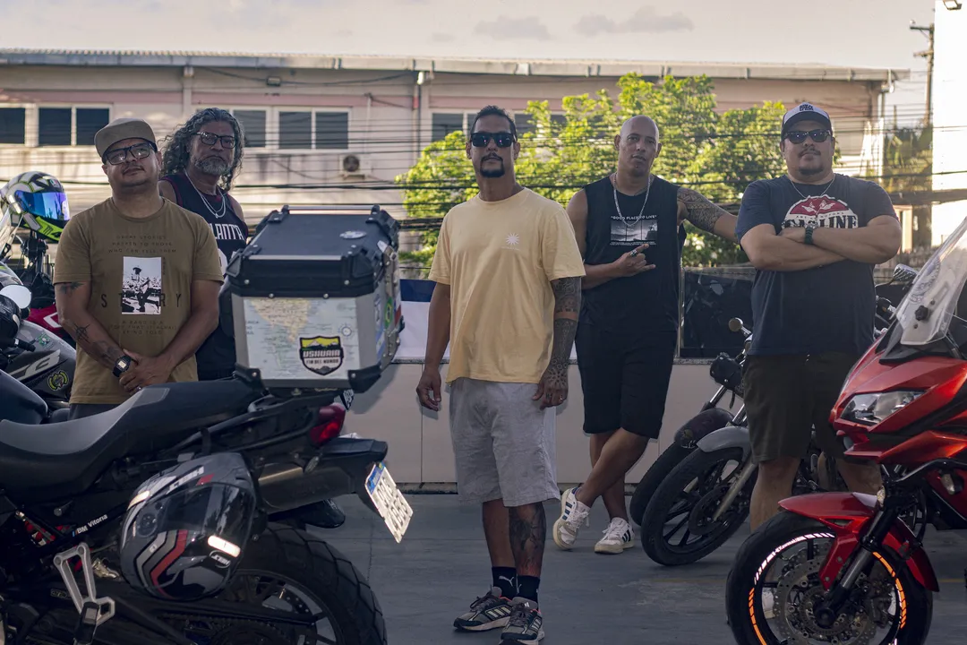 Ultra Bomb apresenta show do single 'Reza'