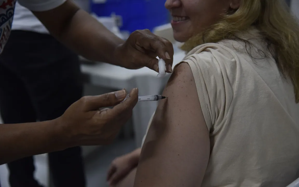 Mulher sendo vacinada em campanha contra a gripe