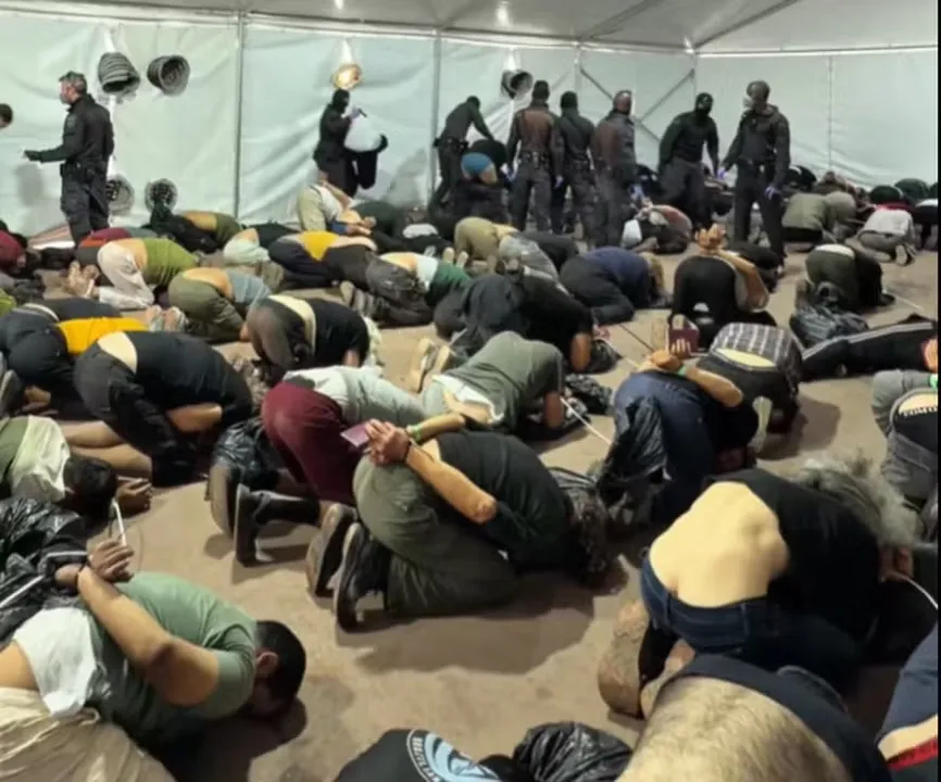 Membros da Global Sumud Flotilla aparecem ajoelhados e amarrados em vídeo publicado pelo ministro Itamar Ben-Gvir
