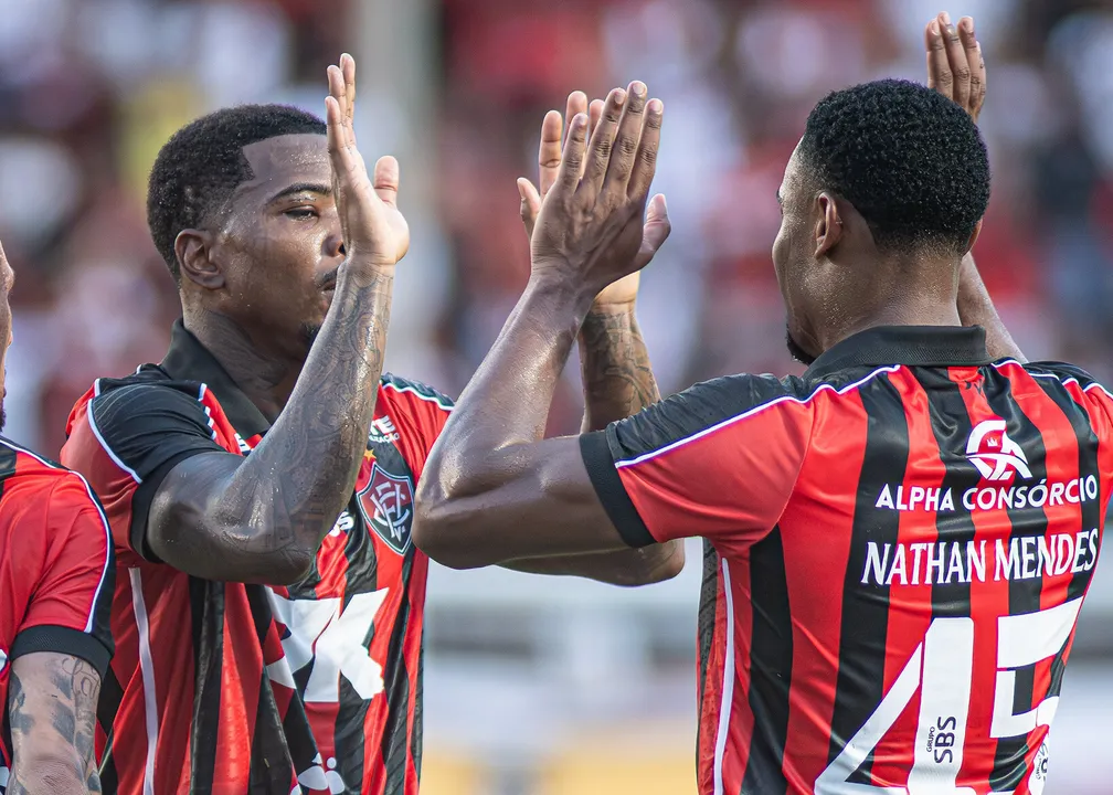Cacá e Nathan Mendes, jogadores titulares da linha defensiva do Vitória