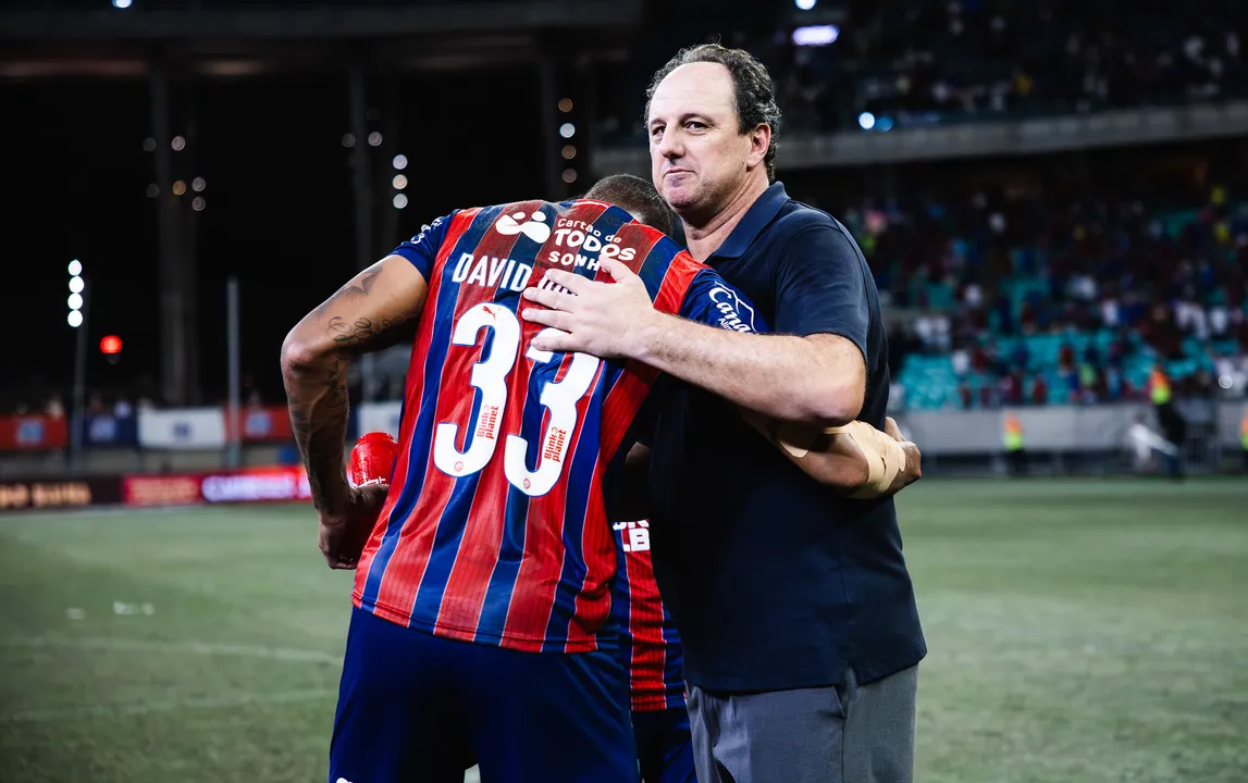Rogério Ceni abraça David Duarte depois de Bahia x Flamengo, em 2025