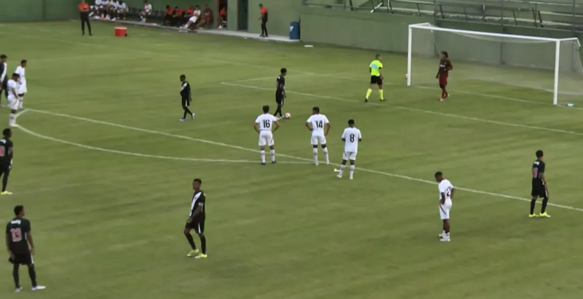 Vitória sofreu o sexto gol do Vasco através de um pênalti