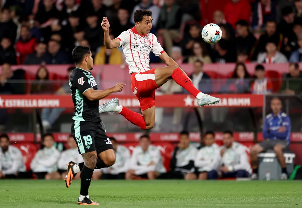 Vitor Reis em partida entre Girona e Real Betis