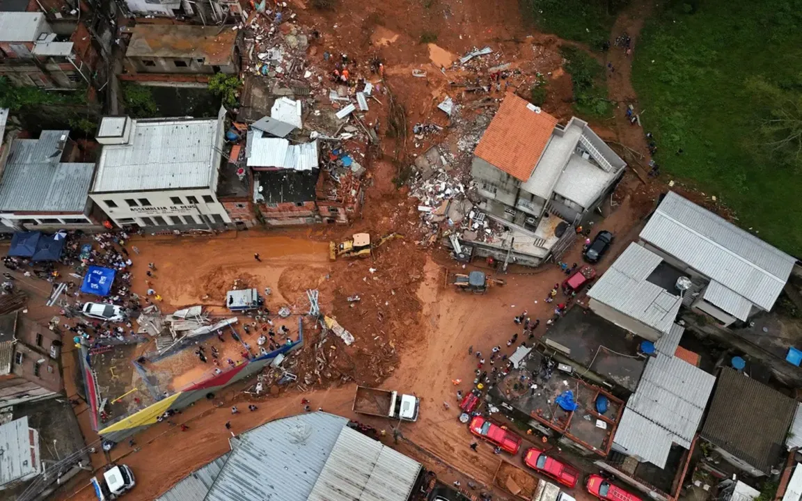 Registro de enchente em uma cidade de Minas Gerais