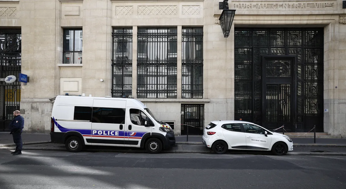 Equipes policiais posicionadas em frente ao Bank of America, no centro de Paris, alvo de tentativa de atentado com bomba