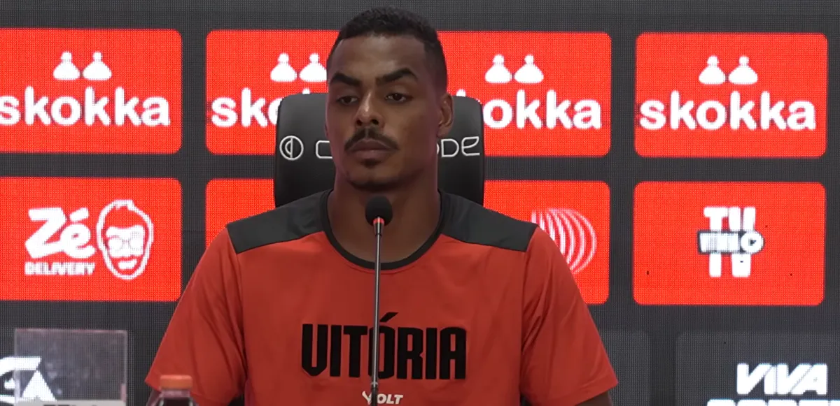 Caíque durante coletiva no Barradão