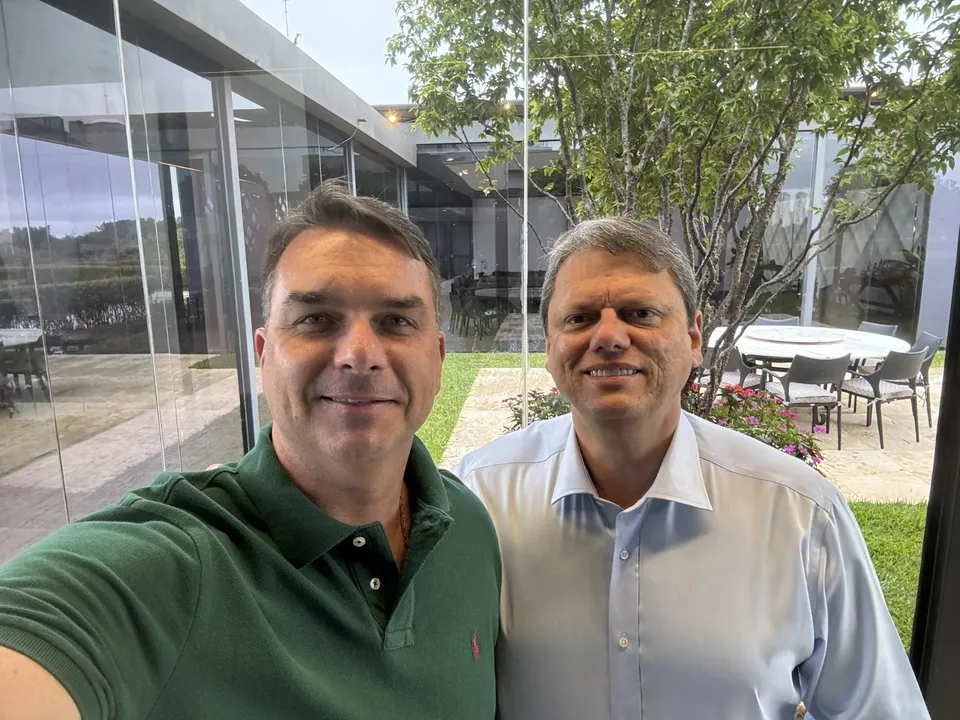 Flávio Bolsonaro e Tarcísio de Freitas