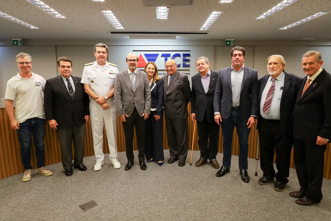 Na foto: Eracy Lafuente, Eduardo Athayde, Almirante Garriga, Gildásio Penedo, Cristina Seixas, Marcus Presidio, Jorge Novis, Otto Filho, Aleixo Belov e Durval Olivieri